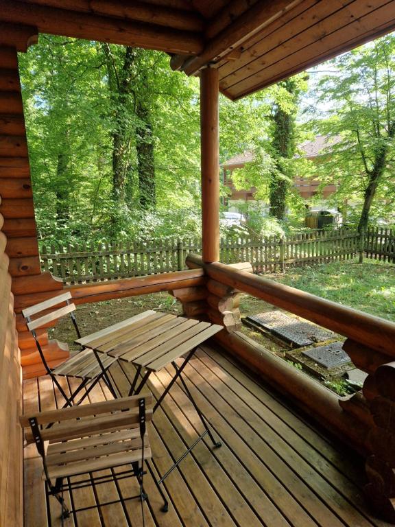 eine Veranda mit einem Picknicktisch und Stühlen darauf in der Unterkunft Les Chalets Amneville in Amnéville