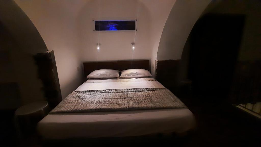 małe łóżko z 2 poduszkami w pokoju w obiekcie COZYHOME w Katanii