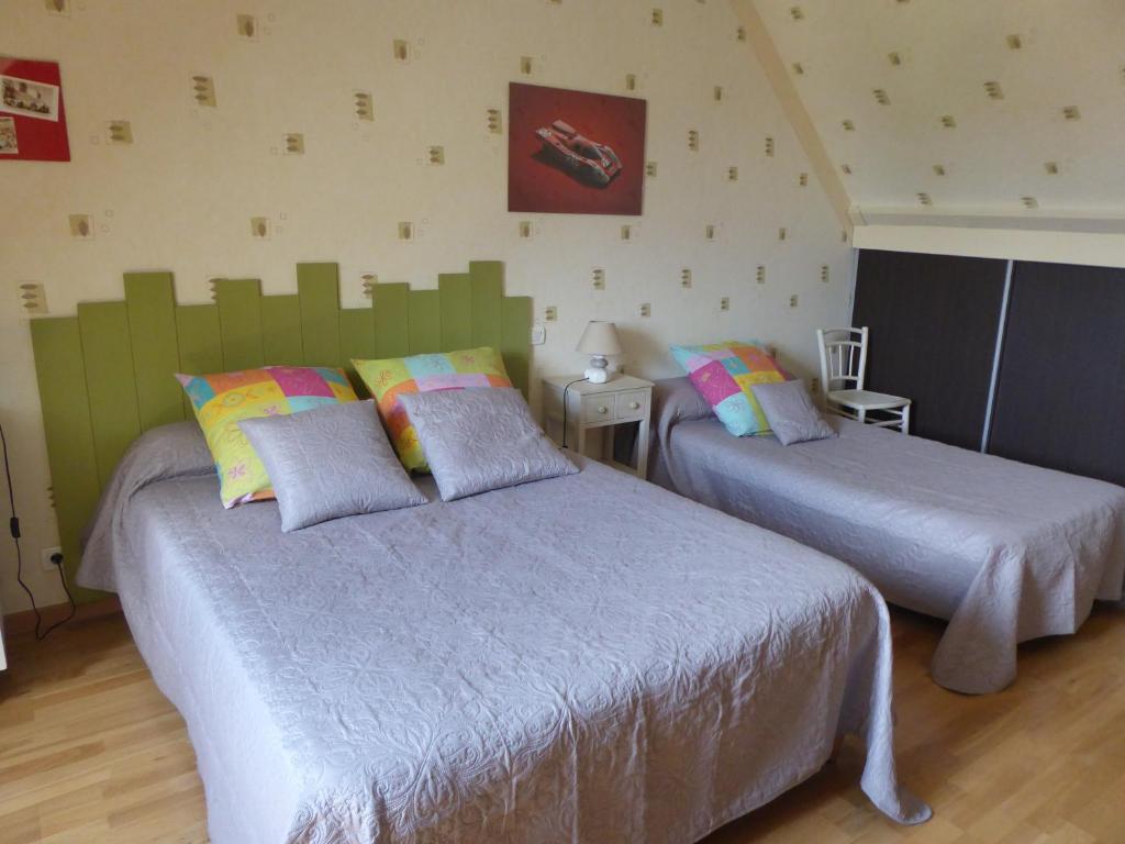 sypialnia z 2 łóżkami w pokoju w obiekcie Chambres proches circuit w mieście Le Mans