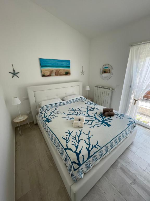 Un dormitorio con una cama con dos ositos de peluche. en borgoAmare zagar&trabocchi, en Marina di San Vito