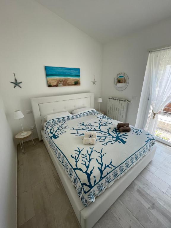 sypialnia z łóżkiem z dwoma misiami w obiekcie borgoAmare zagar&trabocchi w mieście Marina di San Vito