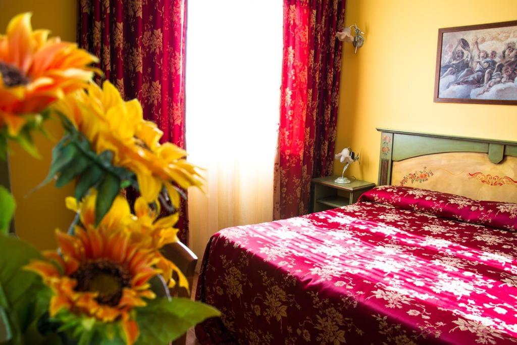 1 dormitorio con 1 cama con edredón rojo en HOTEL RISTORANTE ANTICO GUERRIERO, en Cadoneghe