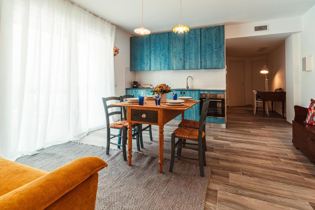 een keuken met een tafel en stoelen in een kamer bij Da Riva Appartament Sea View-Housea Travel in Polignano a Mare