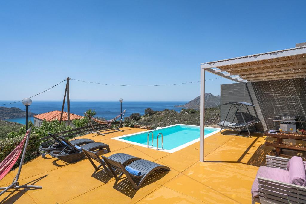 プラキアスにあるNew Modern Villa Mirthios Panorama with Private Swimming Pool and BBQ!のパティオ(ブランコ付)、スイミングプールが備わります。