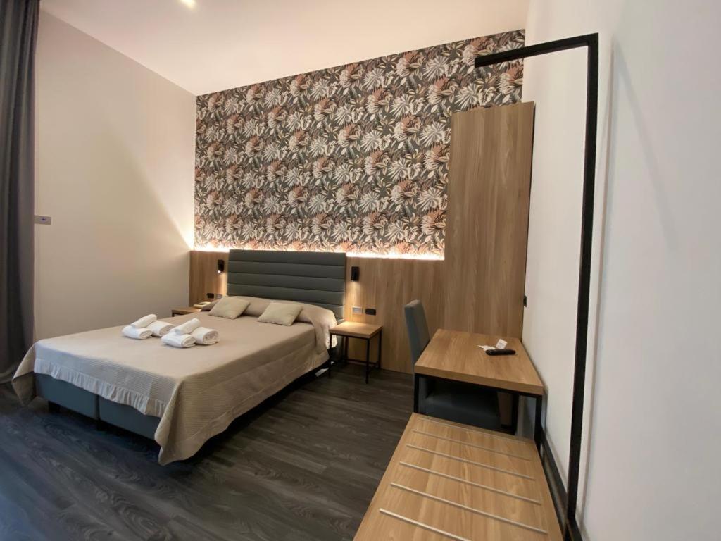 佛羅倫斯的住宿－德雷卡梅里耶酒店，酒店客房配有一张床铺和一张桌子。