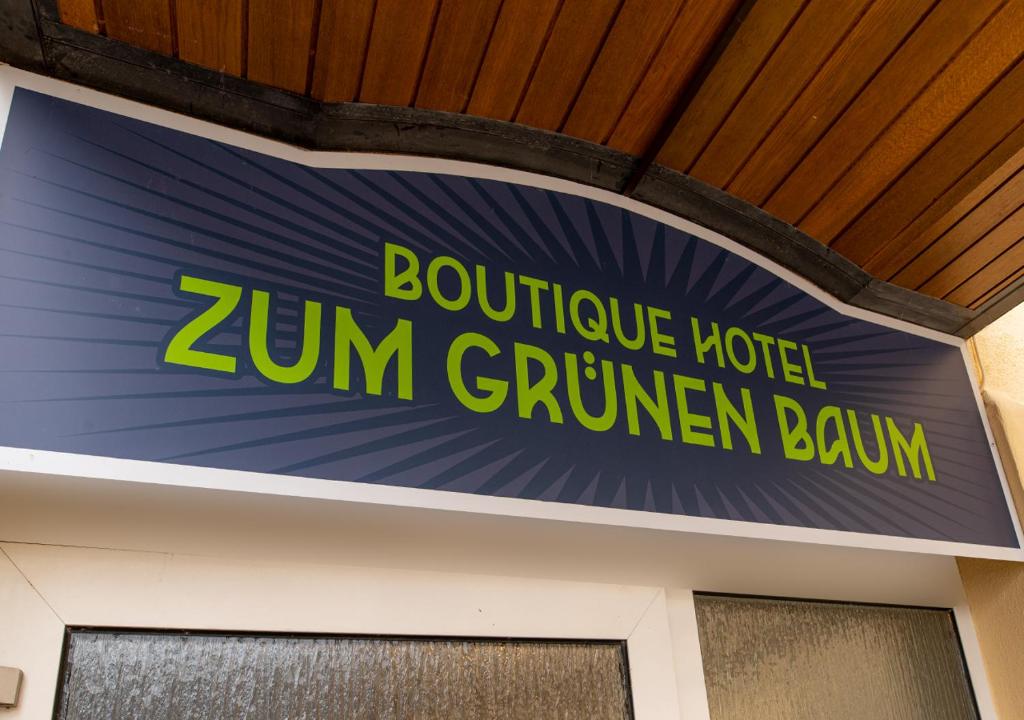 un panneau indiquant une banque zum gruner dans un bâtiment dans l'établissement Boutique-Hotel Zum Grünen Baum, à Alzenau