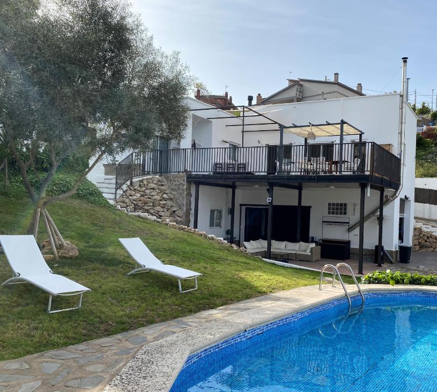 Villa con piscina y casa en Villa Maioli, en Olivella