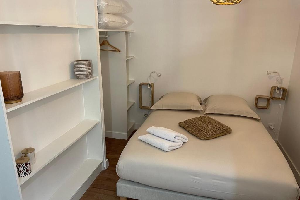 Posteľ alebo postele v izbe v ubytovaní LE POULORIO LOFT Studio RDC ByLocly