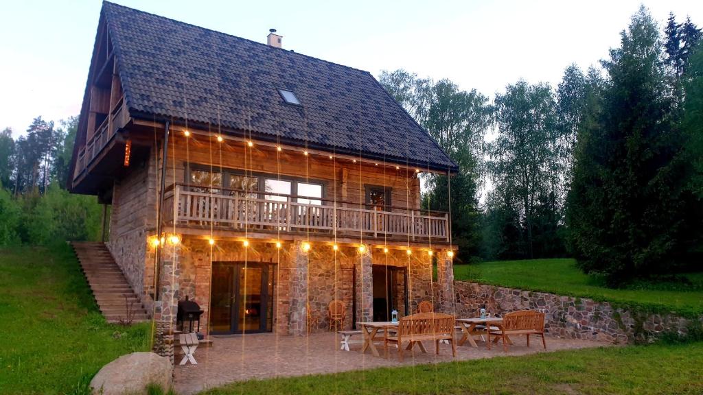 Cette grande maison en pierre dispose d'une terrasse. dans l'établissement Villa Murmuļmuiža, à Zāģeri