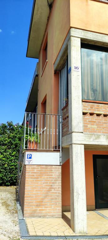 un edificio con balcone sul lato di Silver Home a Bagnolo San Vito