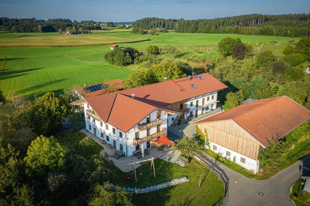 una vista aérea de una casa con techo rojo en Ferienwohnung Kaindl, en Chieming