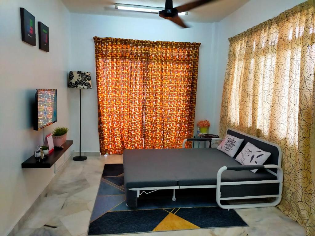 un salon avec un canapé et une grande fenêtre dans l'établissement Homestay Wadi A5-5-4 @ Laguna Condo Resort, à Port Dickson