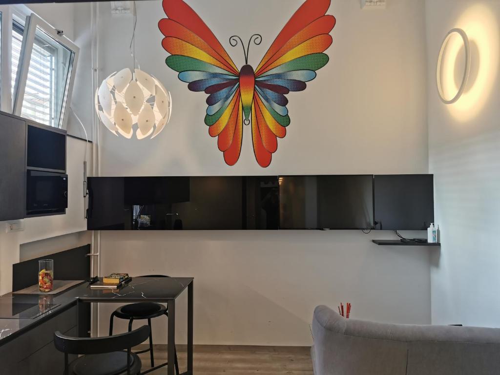 une peinture papillon sur le mur d'une cuisine dans l'établissement DREAMY CENTER LOCATION, à Ljubljana