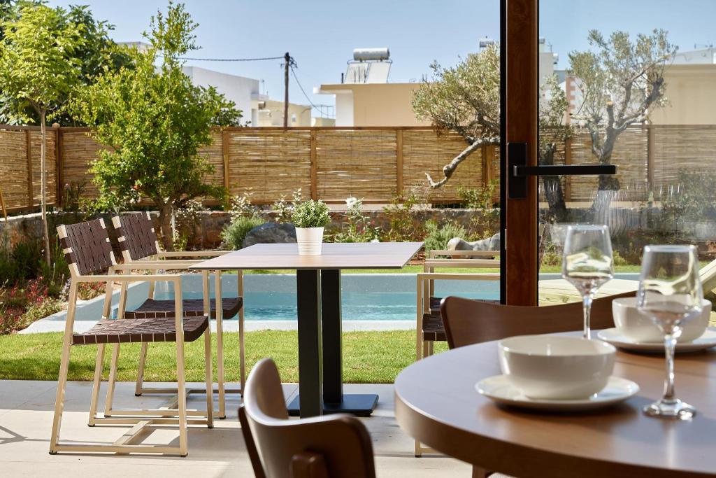 Bazén v ubytování Volta Suites and Villas nebo v jeho okolí