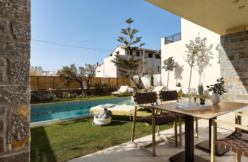 Bazén v ubytování Volta Suites and Villas nebo v jeho okolí