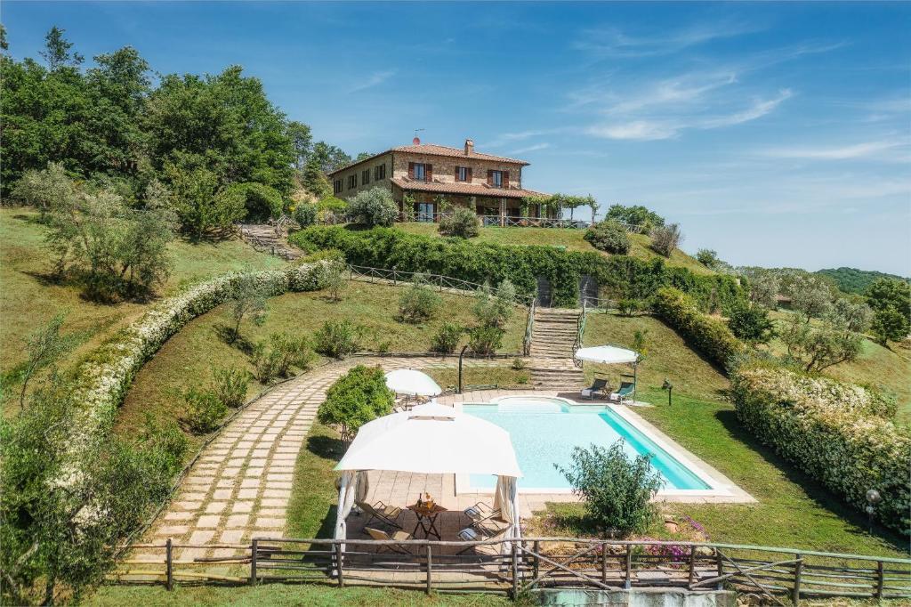 una casa en una colina con piscina en PIANARINA 10&2, Emma Villas, en Montegabbione