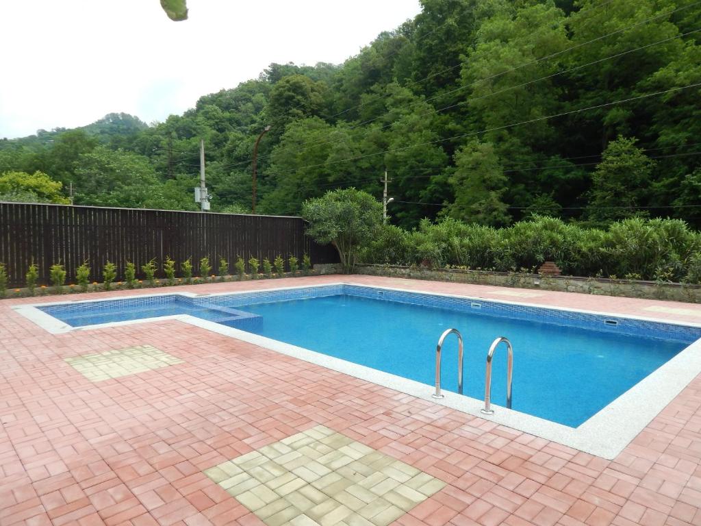 Bazén v ubytování DzhaNat Hotel nebo v jeho okolí