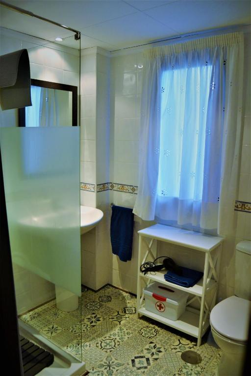 A bathroom at Caseria de Comares Apartments 104