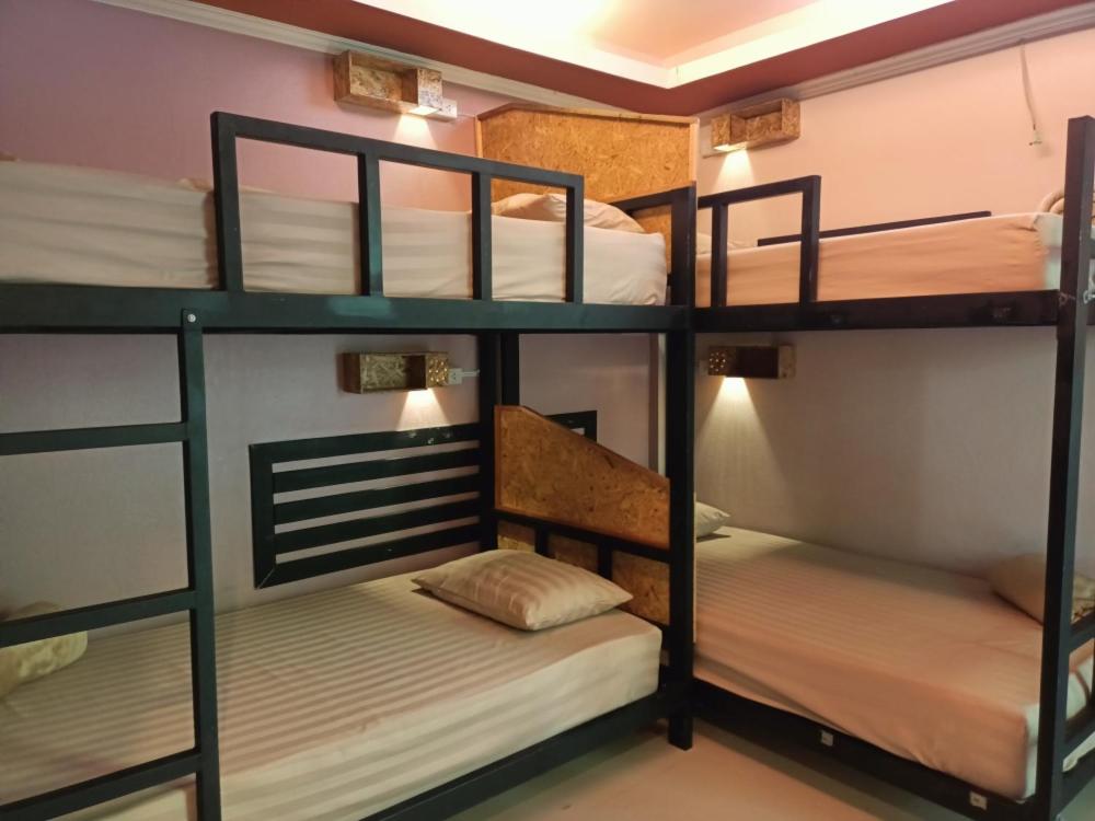 Katil dua tingkat atau katil-katil dua tingkat dalam bilik di Friend Seeker