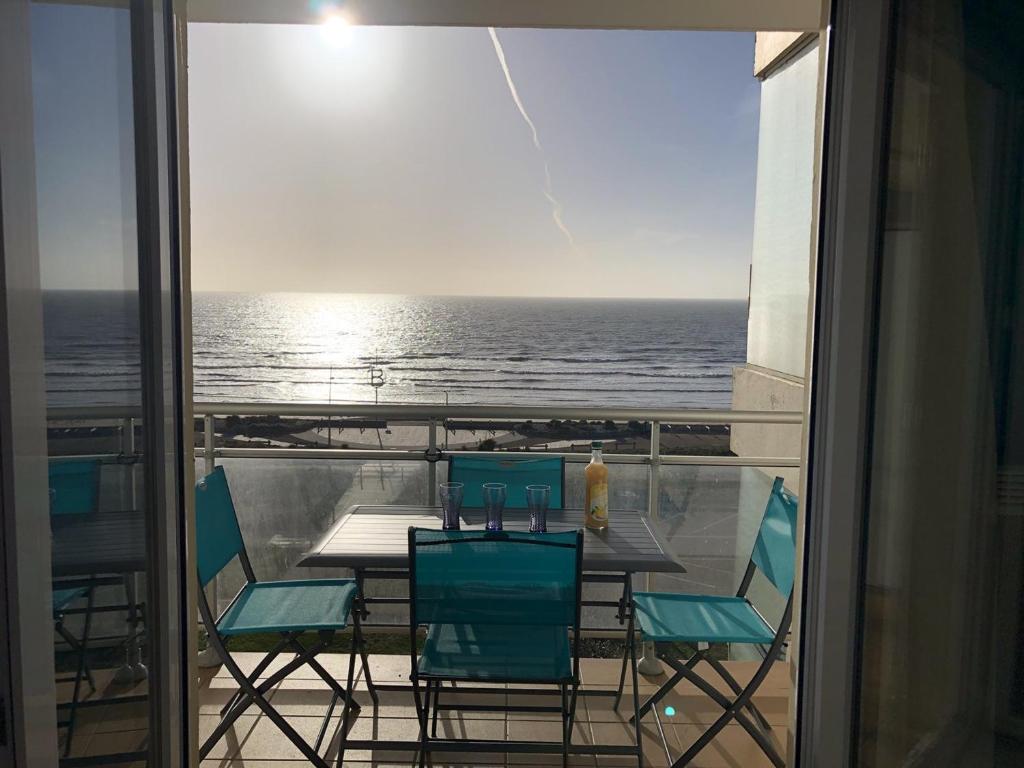 d'une table et de chaises sur un balcon avec vue sur l'océan. dans l'établissement Appartement Saint-Hilaire-de-Riez, 2 pièces, 4 personnes - FR-1-224C-27, à Saint-Hilaire-de-Riez