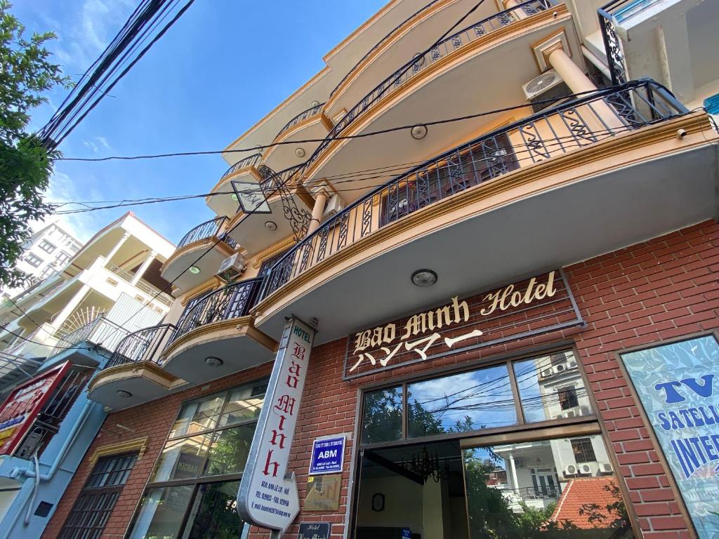 a building with a balcony on top of it at Bao Minh Hotel in Hue