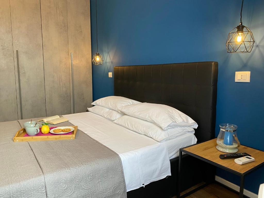 een slaapkamer met een bed met daarop een dienblad met fruit bij La casa di Alan in Terni