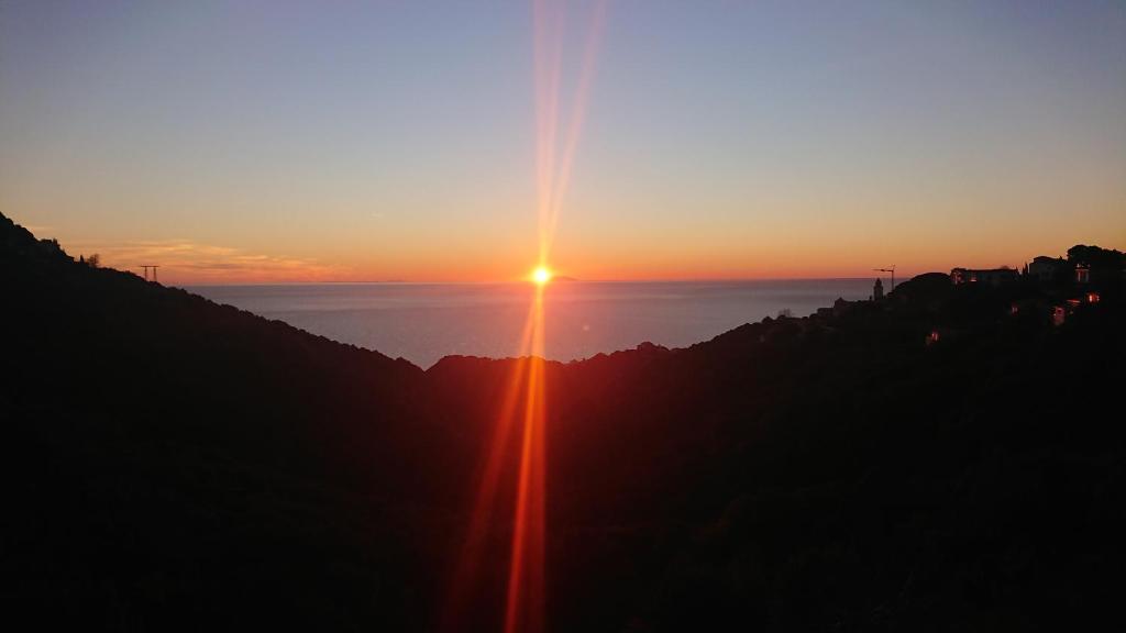 een zonsondergang vanaf de top van een heuvel bij A Tana di a Volpe in Alzetu