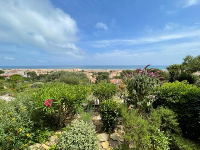 Elle offre une vue sur un jardin agrémenté de fleurs et de plantes. dans l'établissement Appartement avec piscine commune à 800 m Plage 5RH1155, à Saint Pierre La Mer