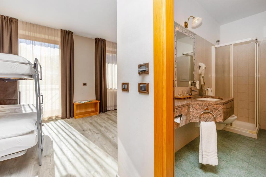 Postel nebo postele na pokoji v ubytování Hotel Vittoria - Ricarica l'anima