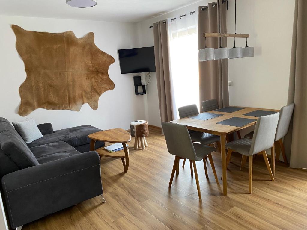 salon ze stołem i kanapą w obiekcie Appartements by Chalet Reiteralm - SKI-IN SKI-OUT w Schladming