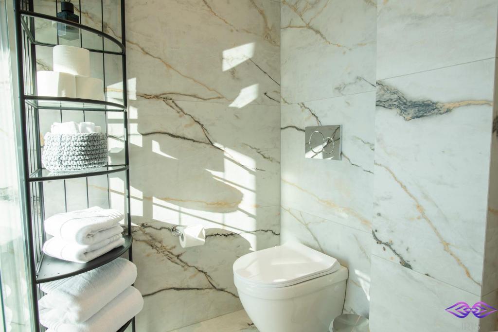 A bathroom at Luxury Penthouse with Acropolis View and Jacuzzi