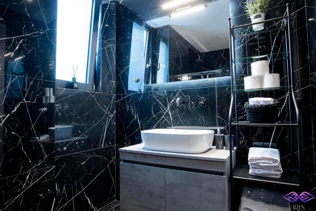 A bathroom at Luxury Penthouse with Acropolis View and Jacuzzi
