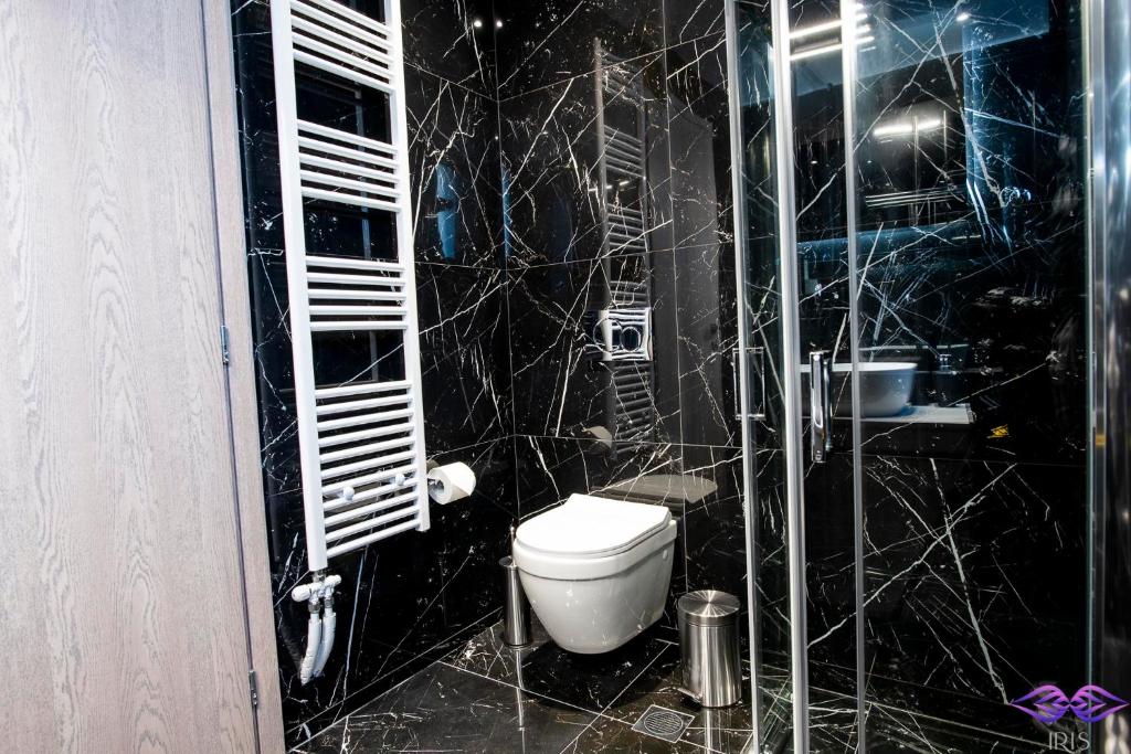 A bathroom at Luxury Penthouse with Acropolis View and Jacuzzi