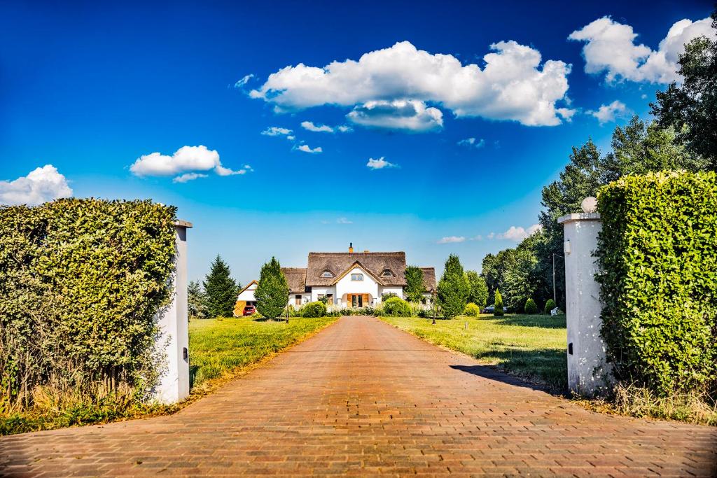 une entrée à une maison avec une route en briques dans l'établissement Csoda Szarvas Birtok, à Szarvas