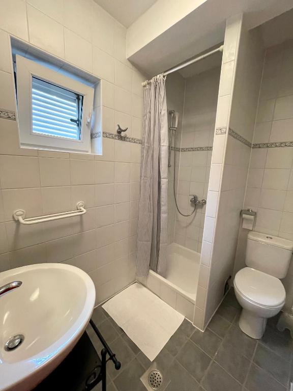 łazienka z umywalką, prysznicem i toaletą w obiekcie Apartment Frina I, Island Hvar w mieście Jelsa