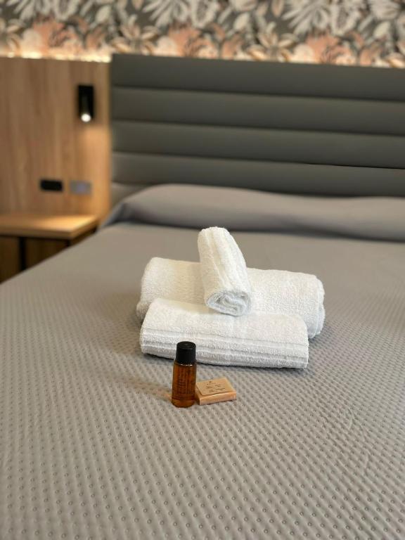 Postel nebo postele na pokoji v ubytování Hotel Delle Camelie