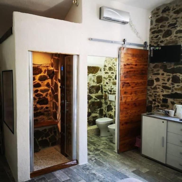 W łazience znajduje się prysznic, toaleta i umywalka. w obiekcie La Cantinetta di Sve w mieście Riccò del Golfo di Spezia
