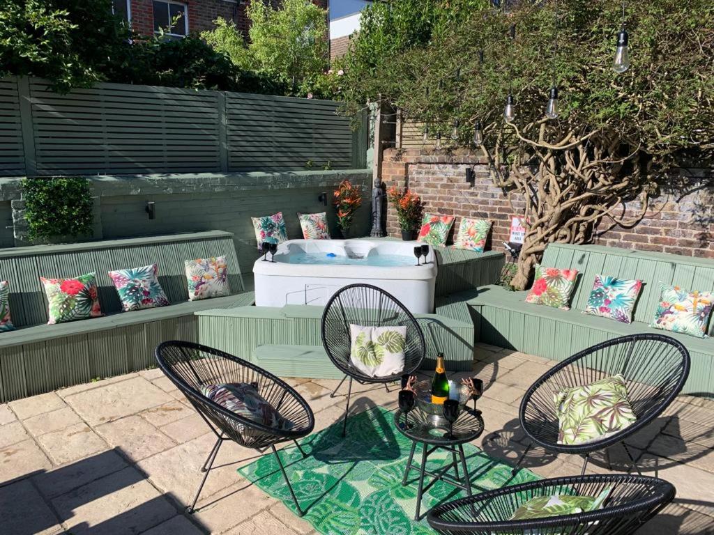 Vacation Home Melville House Luxury house with bar and hot tub