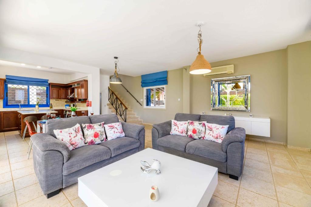 Χώρος καθιστικού στο Villa Serena Springs by Ezoria Villas