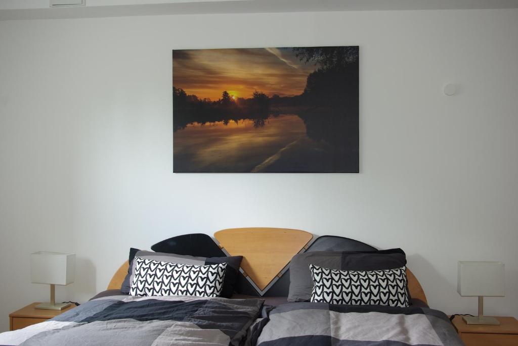 een slaapkamer met een bed en een schilderij aan de muur bij Ferienwohnung am Hermann in Detmold