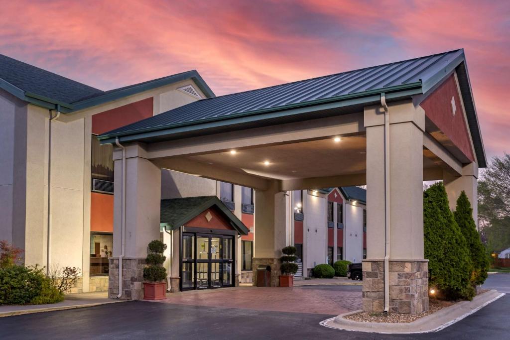 uma prestação de um hotel com uma garagem em Best Western Plus Springfield Airport Inn em Springfield