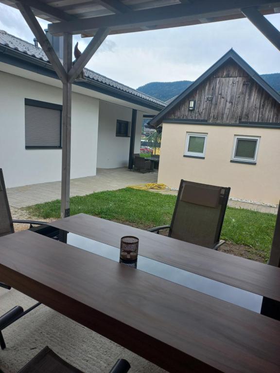 Nespecifikovaný výhled na hory nebo výhled na hory při pohledu z prázdninového domu
