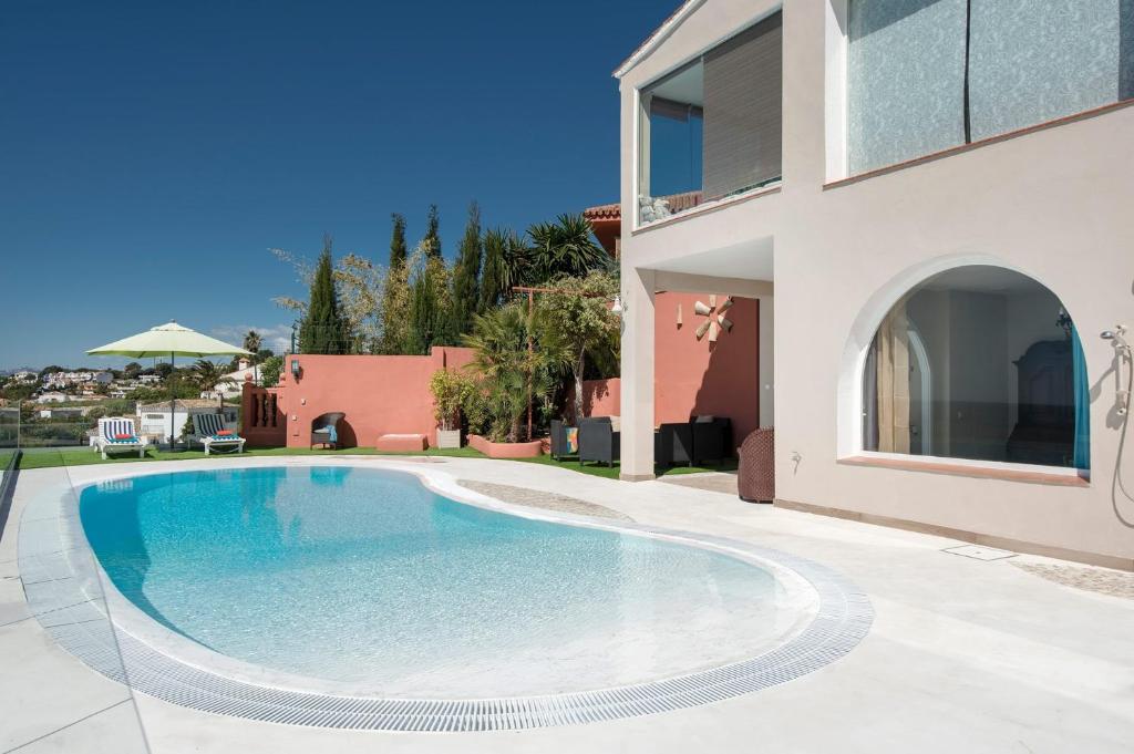 Bazén v ubytování Villa Miel Y Canela by Villa Plus nebo v jeho okolí