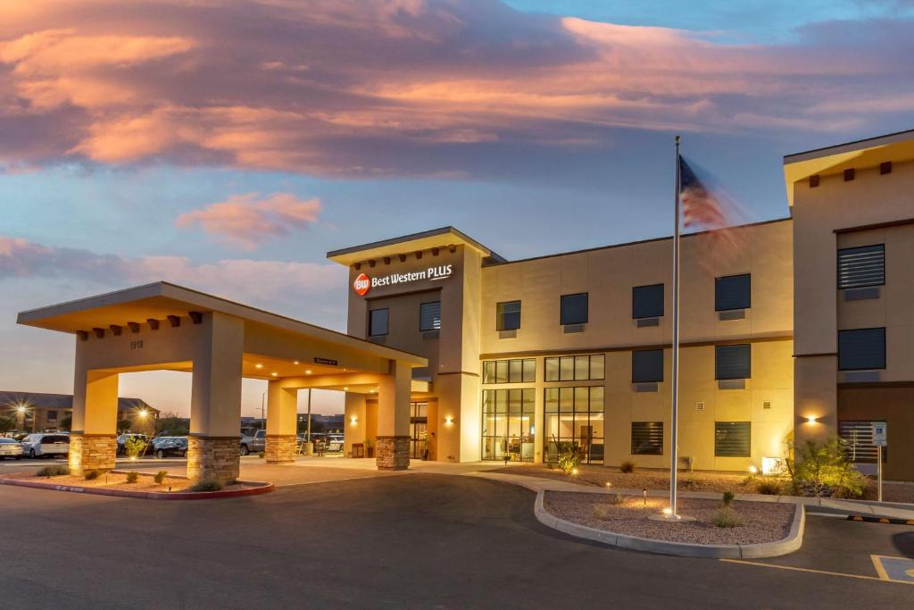 ein Hotel mit Sonnenuntergang in der Unterkunft Best Western Plus Casa Grande Inn & Suites in Casa Grande