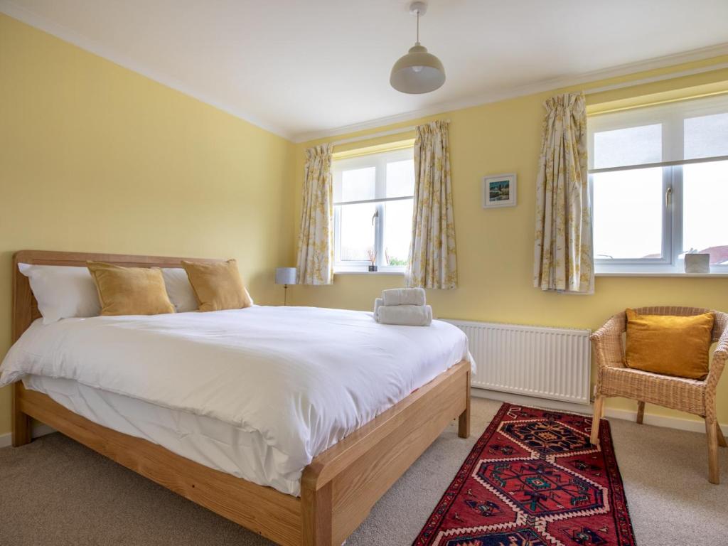 una camera con un grande letto e due finestre di Pass the Keys Cheerful and modern one bedroom home with parking a Shrewsbury