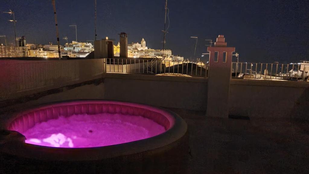 een roze hot tub op het dak van een gebouw bij Via Roma 32 in Ostuni