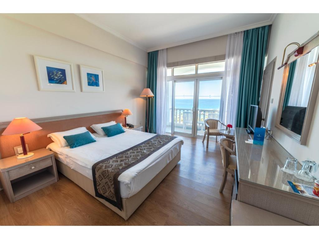 Habitación de hotel con cama y ventana grande en Denizkizi Hotel, en Kyrenia