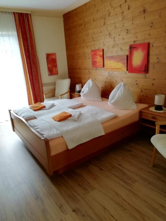 Postel nebo postele na pokoji v ubytování Pension Strauss