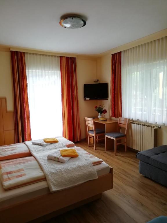 Postel nebo postele na pokoji v ubytování Pension Strauss
