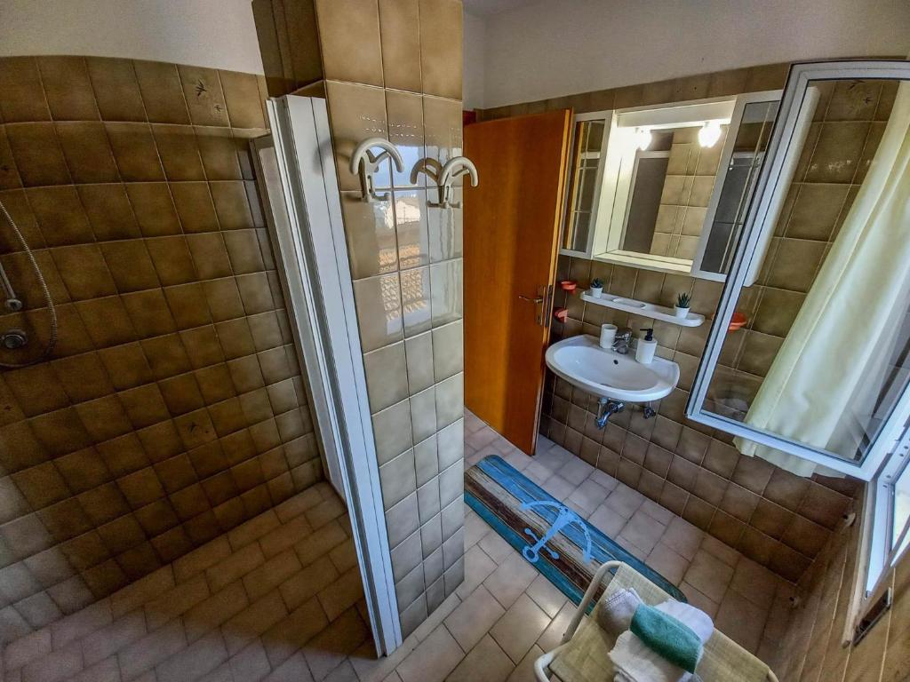 A bathroom at PetlyApartments